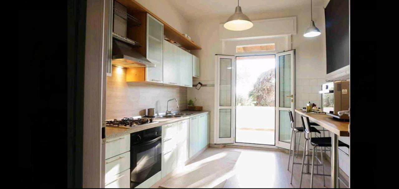 Villa Aurelia - Seafront Apartment With Terrace Quartu Sant'Elena Eksteriør billede